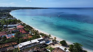 Beach - Spacious, modern 2-bedroom apartment, Westend Negril with AC, WiFi, W/Heater (Negril)