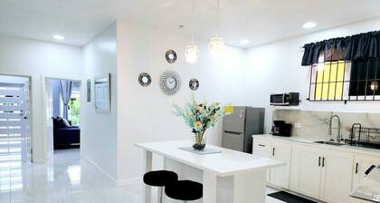 Spacious, modern 2-bedroom apartment, Westend Negril with AC, WiFi, W/Heater