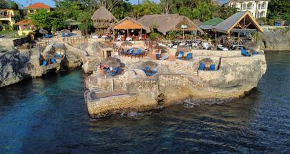 Spacious, modern 2-bedroom apartment, Westend Negril with AC, WiFi, W/Heater