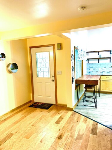 CHARMING 2-BDR HOUSE MINUTES FROM LAKE MICHIGAMME! RENOVATED AND CLEAN!