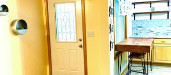 CHARMING 2-BDR HOUSE MINUTES FROM LAKE MICHIGAMME! RENOVATED AND CLEAN!