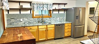 CHARMING 2-BDR HOUSE MINUTES FROM LAKE MICHIGAMME! RENOVATED, CLEAN, WITH A/C!