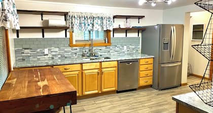 CHARMING 2-BDR HOUSE MINUTES FROM LAKE MICHIGAMME! RENOVATED, CLEAN, WITH A/C!