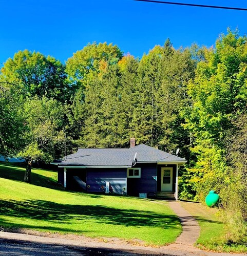 CHARMING 2-BDR HOUSE MINUTES FROM LAKE MICHIGAMME! RENOVATED AND CLEAN!
