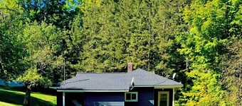 CHARMING 2-BDR HOUSE MINUTES FROM LAKE MICHIGAMME! RENOVATED AND CLEAN!