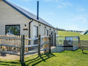 Exterior - 2 bedroom accommodation in Thorness (Thorness)