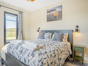 2 bedrooms, free WiFi, bed sheets - 2 bedroom accommodation in Thorness (Thorness)