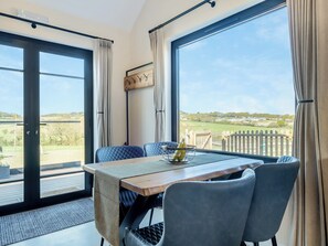 Dining - 2 bedroom accommodation in Thorness (Thorness)