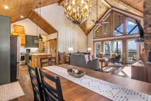 Smart TV, fireplace - Mountain Views, Hot Tub, Multiple Fireplaces, Arcades, 15 mins to DT Ellijay! (Ellijay)