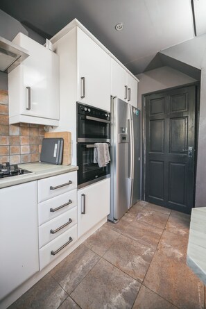 Microwave, oven, stovetop, dishwasher - Franky’s Place, Residence in Roundhay, Leeds (Roundhay)