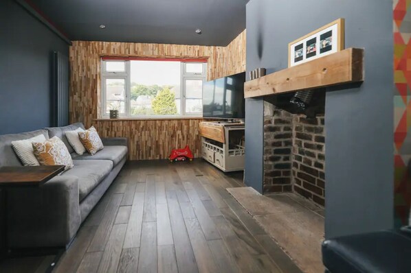 Smart TV - Franky’s Place, Residence in Roundhay, Leeds (Roundhay)