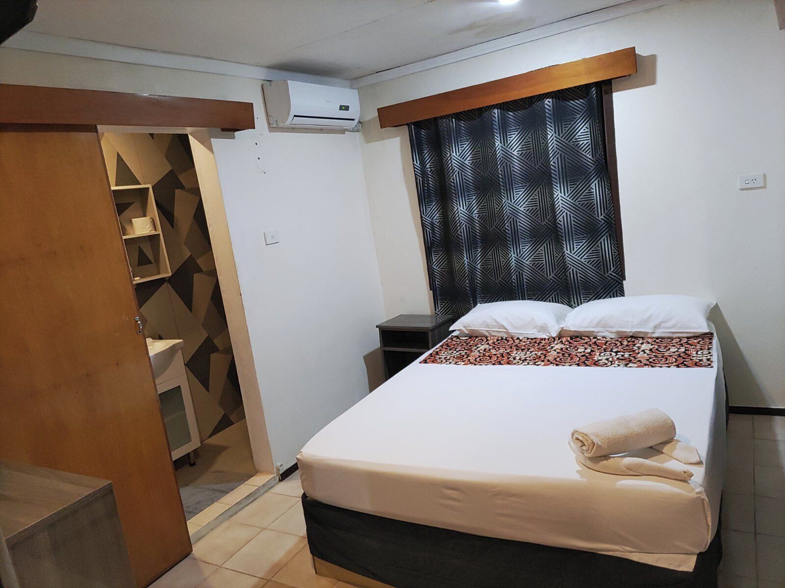 Schreibtisch, laptopgeeigneter Arbeitsplatz, Bügeleisen/Bügelbrett, WLAN