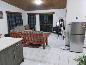 Familienapartment, eingeschränkter Meerblick | Wohnbereich