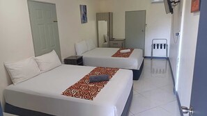 Dobbelt- eller tomannsrom – standard, hageutsikt | Skrivebord, skrivebord for bærbar PC og strykejern/-brett