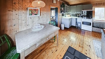 Een koelkast, een oven, een kookplaat, een vaatwasser