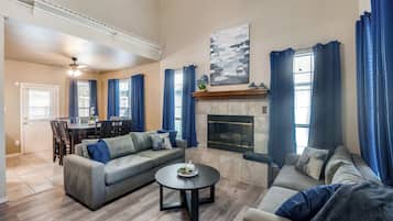 Una televisión, una chimenea