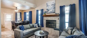 4 Bedroom & Pool: Great Irving Location close to attractions