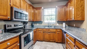 Microondas, horno, placa de cocina y lavavajillas