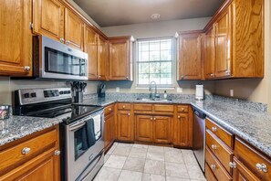 Mikrobølgeovn, ovn, kokeplater og oppvaskmaskin