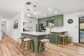 Kylskåp, mikrovågsugn, ugn och spishäll