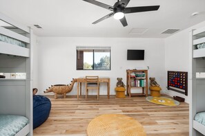 4 bedrooms, desk, travel cot, free WiFi