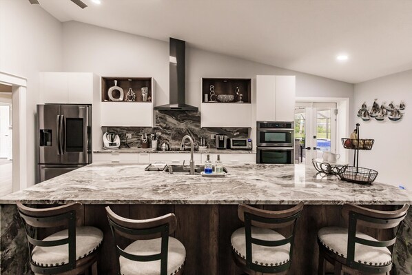 Fridge, microwave, oven, stovetop - Beautiful 4-bedroom House in Charming Location - Heated Pool - Near Beach (Nokomis)