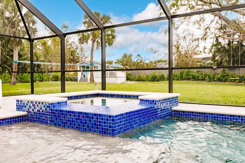 Beautiful 4-bedroom House in Charming Location - Heated Pool - Near Beach 