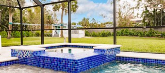 Beautiful 4-bedroom House in Charming Location - Heated Pool - Near Beach 