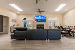 Smart TV, fireplace, printers - Beautiful 4-bedroom House in Charming Location - Heated Pool - Near Beach (Nokomis)