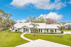 Exterior - Beautiful 4-bedroom House in Charming Location - Heated Pool - Near Beach (Nokomis)