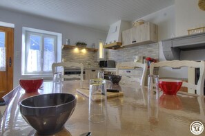 Micro-ondes, four, lave-vaisselle, cafetière/bouilloire