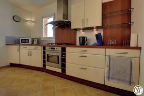 Microwave, oven, dishwasher, coffee/tea maker