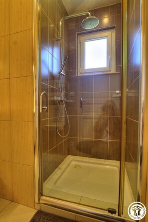Shower, hair dryer, towels - Gîte du Mas Brunet - CHATENAY (CHATENAY)