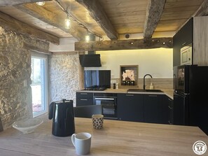 Microondas, horno, lavavajillas y cafetera o tetera