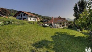 Un quartier résidentiel avec des maisons, une colline verdoyante et un ciel d égagé.