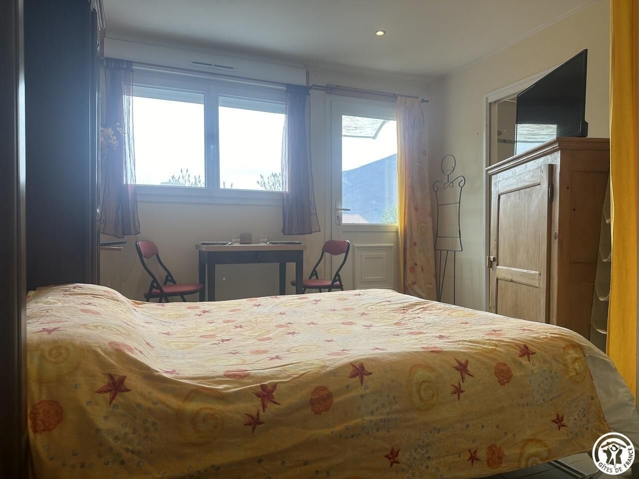 Iron/ironing board, free WiFi, bed sheets