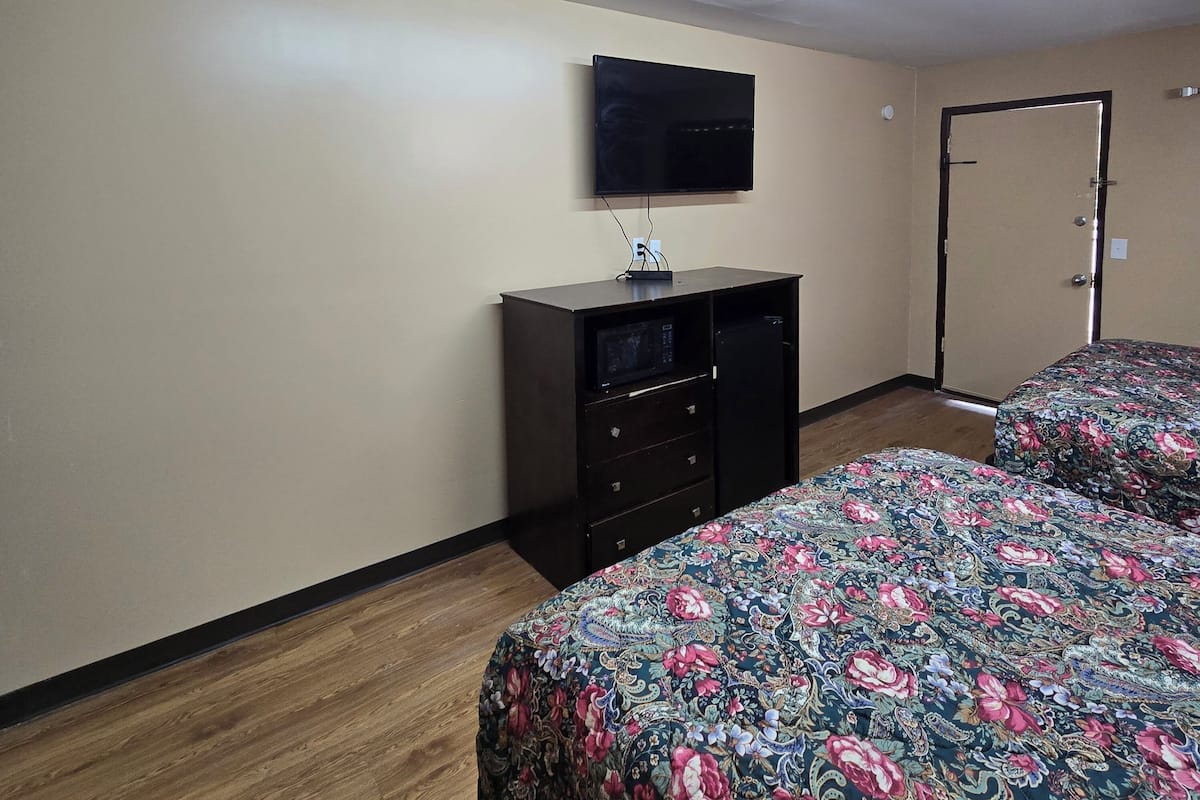 Habitación familiar doble, vistas a la ciudad | Escritorio, espacio para trabajar con un portátil, wifi gratis