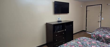 Chambre familiale double, vue sur la ville | Bureau, espace de travail pour ordinateurs portables