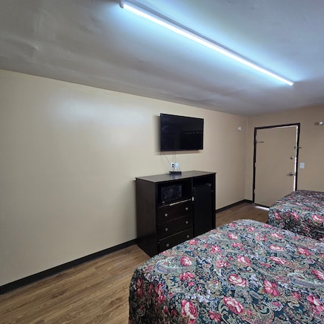 Habitación familiar doble, vistas a la ciudad | Escritorio, espacio para trabajar con un portátil, wifi gratis