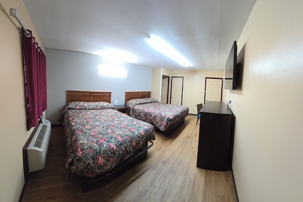 Family Double Room, City View | Meja, ruang kerja komputer riba, Wi-fi percuma