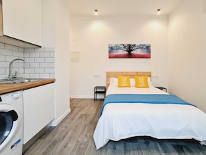 Standard-Studio | Daunenbettdecken, laptopgeeigneter Arbeitsplatz, Bügeleisen/Bügelbrett