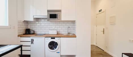 Studio Standard | Couette en duvet, espace de travail pour ordinateurs portables