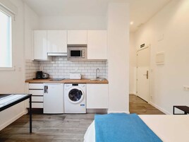 Cubrecamas y espacio para trabajar con laptop 