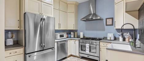 Frigorífico, microondas, horno y placa de cocina