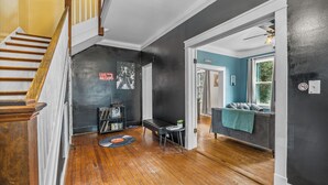 Ein modernes Interieur mit einer Holztreppe, einer schwarzen Wand und einer blauen Akzentwand.