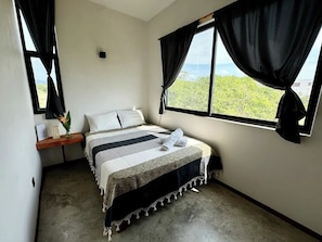 4 bedrooms, desk, WiFi, bed sheets