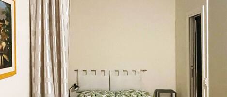 1 soverom, strykejern/-brett, wi-fi og sengetøy