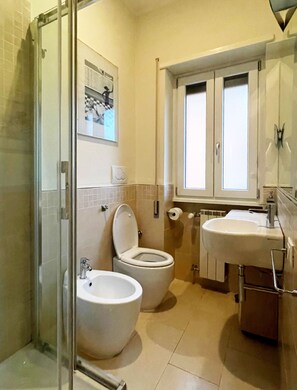 Douche, sĂšche-cheveux, bidet, serviettes fournies
