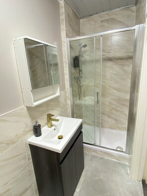 Habitación económica doble | Baño | Ducha, secador de pelo, toallas y jabón