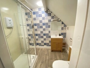 Pancuran mandi, pengering rambut, tuala disediakan, sabun 